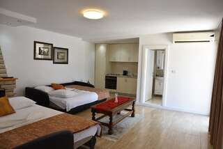 Гостевой дом Guest House Evropa Улцинь Номер-студио с балконом-10